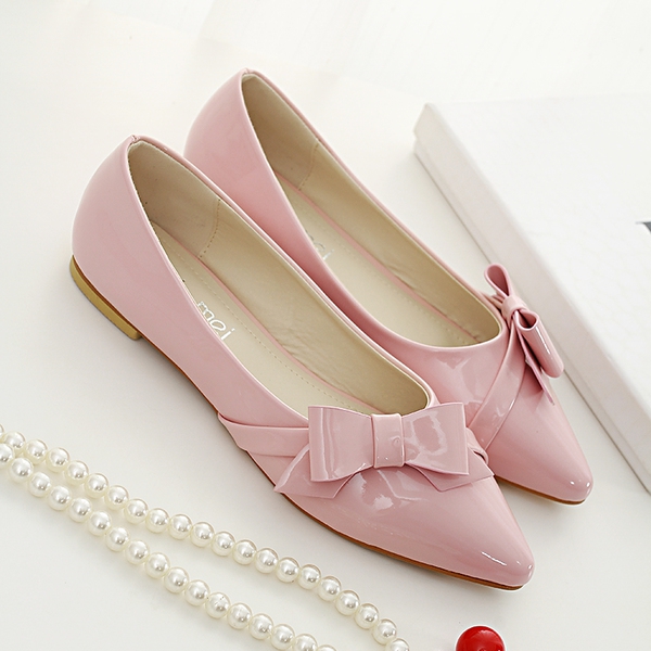 Ниски лачени обувки с панделка.