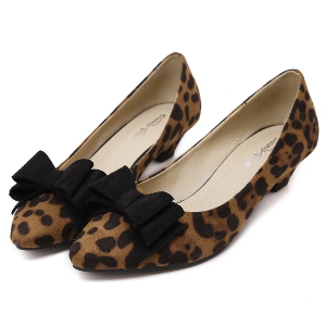 Дамски леопардови обувки.