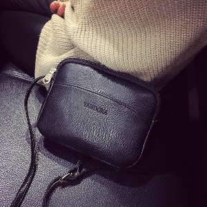 Мини дамска чанта от изкуствена кожа в черен цвят
