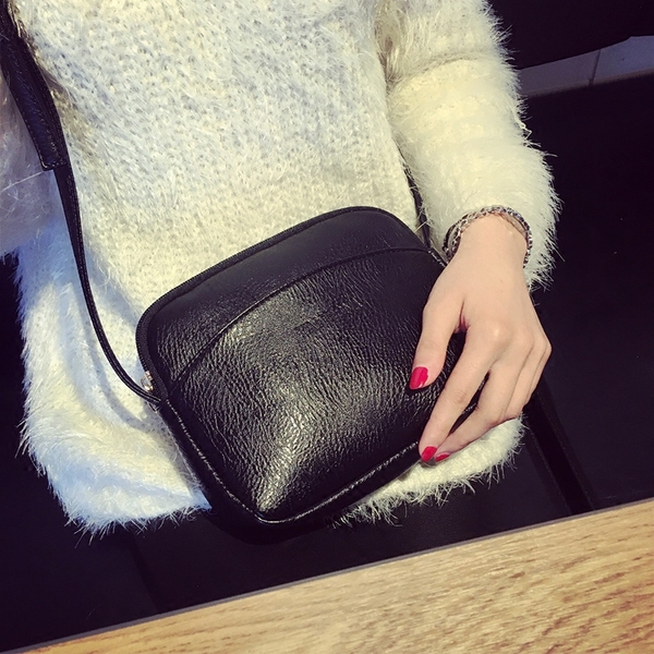 Мини дамска чанта от изкуствена кожа в черен цвят