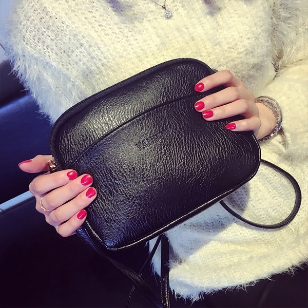 Мини дамска чанта от изкуствена кожа в черен цвят