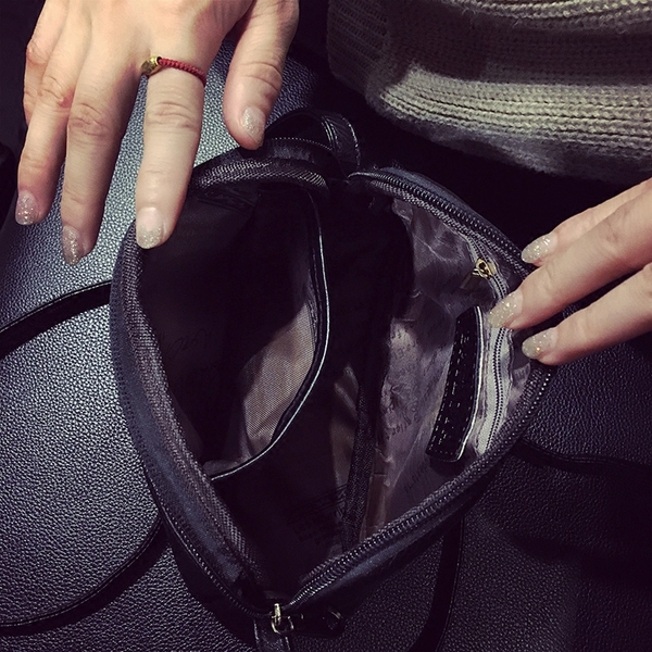 Мини дамска чанта от изкуствена кожа в черен цвят