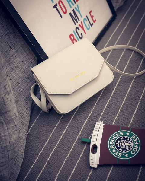 Μια μικρή τσάντα από δέρμα - καφέ, μαύρο, γκρι - κατάλληλο για τον ώμο με μία μαλακή επιφάνεια