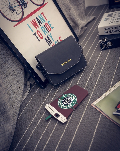 Μια μικρή τσάντα από δέρμα - καφέ, μαύρο, γκρι - κατάλληλο για τον ώμο με μία μαλακή επιφάνεια