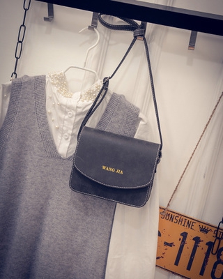 Μια μικρή τσάντα από δέρμα - καφέ, μαύρο, γκρι - κατάλληλο για τον ώμο με μία μαλακή επιφάνεια