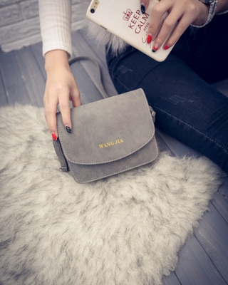 Μια μικρή τσάντα από δέρμα - καφέ, μαύρο, γκρι - κατάλληλο για τον ώμο με μία μαλακή επιφάνεια