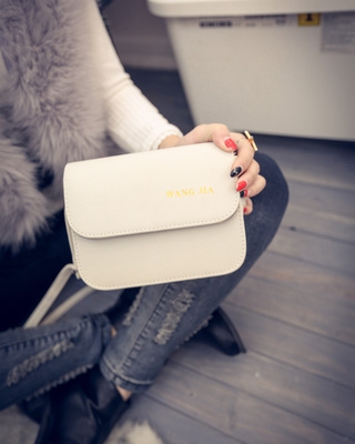 Μια μικρή τσάντα από δέρμα - καφέ, μαύρο, γκρι - κατάλληλο για τον ώμο με μία μαλακή επιφάνεια