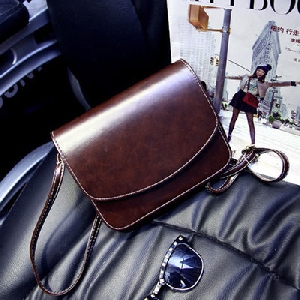 Μια μικρή τσάντα από δέρμα - καφέ, μαύρο, γκρι - κατάλληλο για τον ώμο με μία μαλακή επιφάνεια