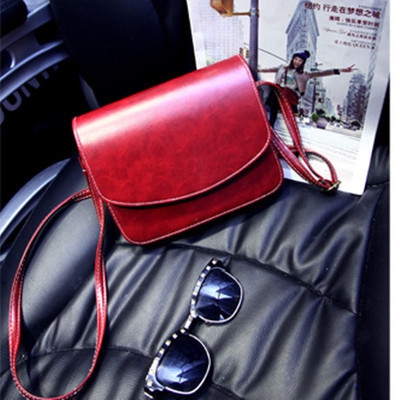 Μια μικρή τσάντα από δέρμα - καφέ, μαύρο, γκρι - κατάλληλο για τον ώμο με μία μαλακή επιφάνεια