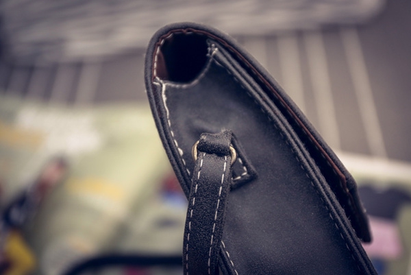 Μια μικρή τσάντα από δέρμα - καφέ, μαύρο, γκρι - κατάλληλο για τον ώμο με μία μαλακή επιφάνεια