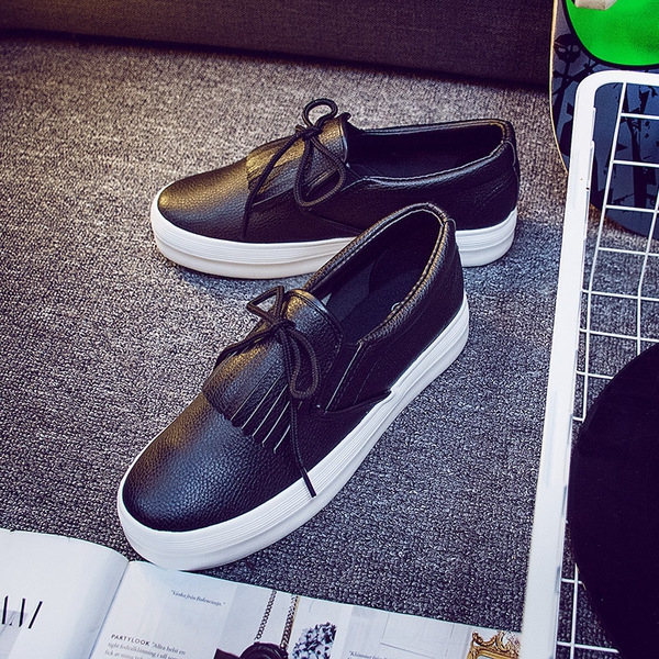 Ежедневни обувки от кожа и плат.