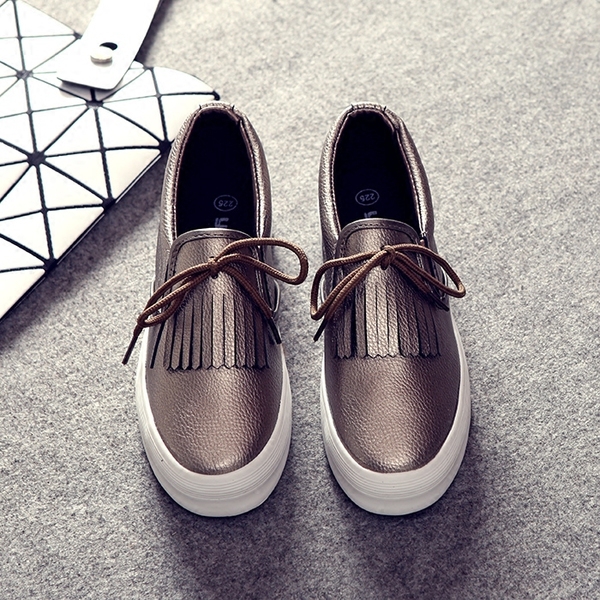 Ежедневни обувки от кожа и плат.