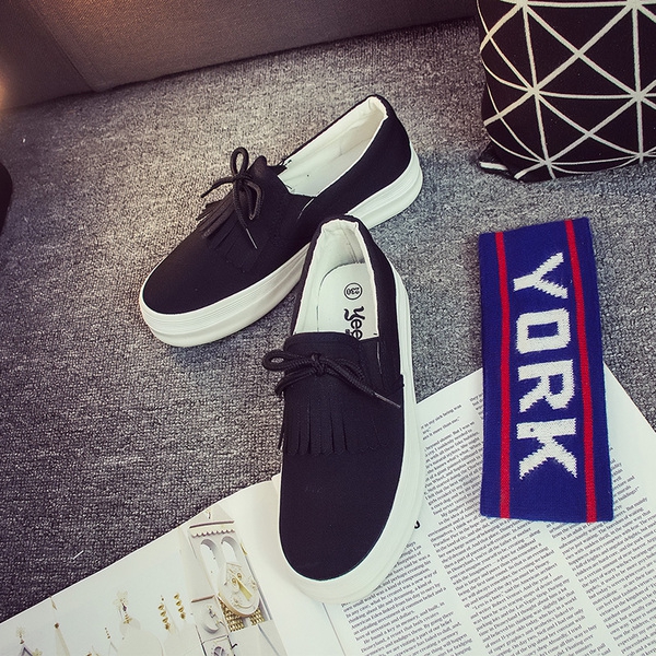 Ежедневни обувки от кожа и плат.