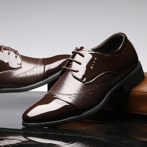 Ανδρικά παπούτσια για την  άνοιξη και το φθινόπωρο - κατασκευασμένα από τεχνητό δέρμα σε καφέ και μαύρο μοτίβο