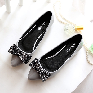 Дамски лачени обувки с панделка  с камъчета.