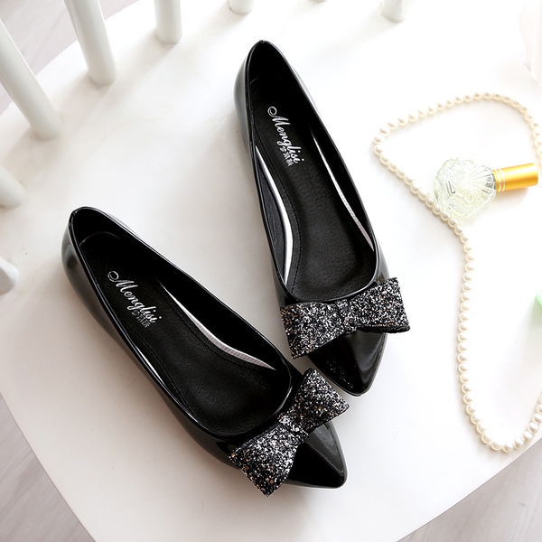 Γυναικεία  παπούτσια με μια κορδέλα από βότσαλα.