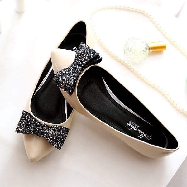 Γυναικεία  παπούτσια με μια κορδέλα από βότσαλα.