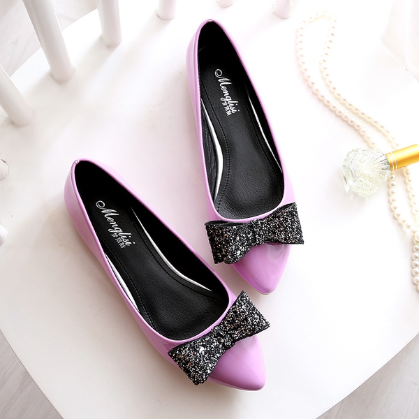 Γυναικεία  παπούτσια με μια κορδέλα από βότσαλα.