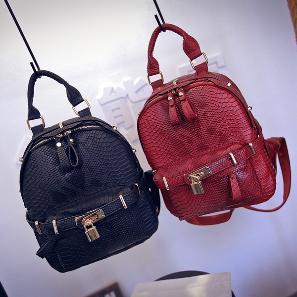 Σακίδιο με απομίμηση δέρμα κροκοδείλου