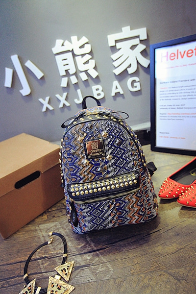 Дамска раница с етно мотиви и капси