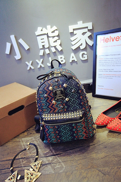 Дамска раница с етно мотиви и капси