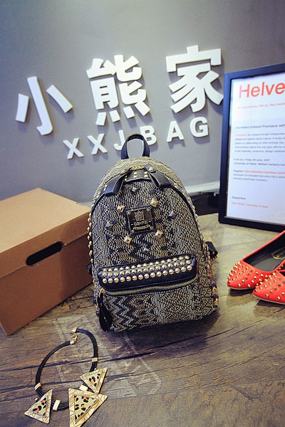 Дамска раница с етно мотиви и капси