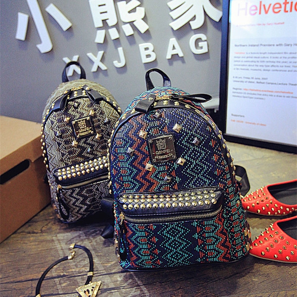 Дамска раница с етно мотиви и капси