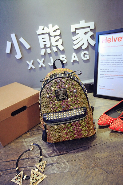 Дамска раница с етно мотиви и капси