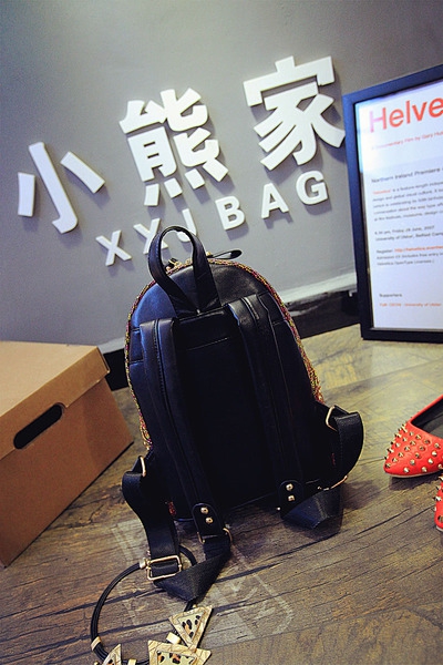 Дамска раница с етно мотиви и капси