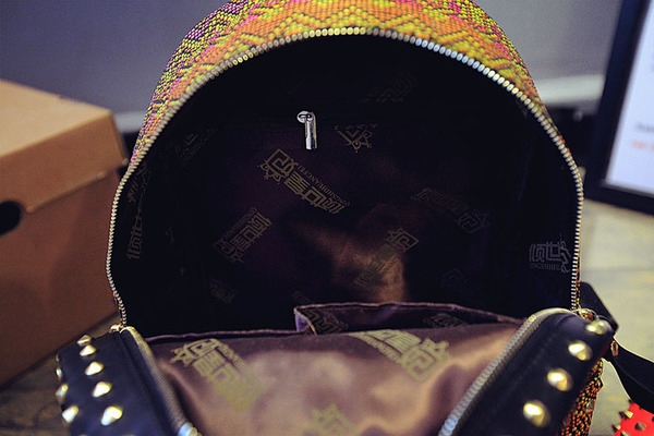 Дамска раница с етно мотиви и капси