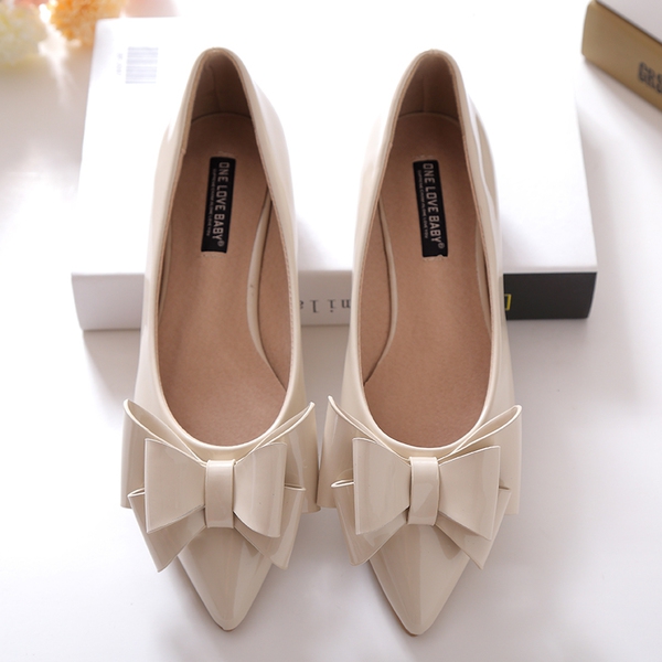 Γυναικεία παπούτσια σε πέντε χρώματα - λουστρίν  με κορδέλα.