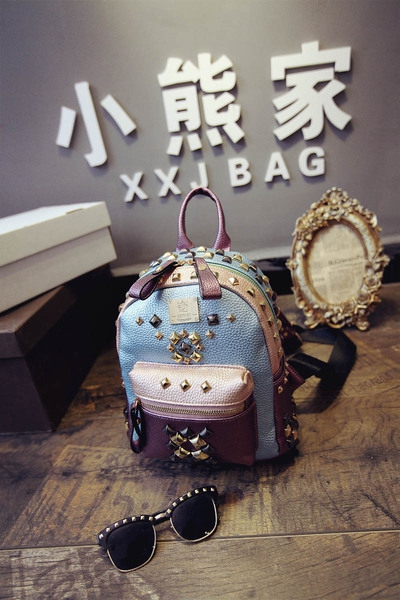 Γυναικείο σακίδιο σε μωβ αποχρώσεις και αξεσουάρ καλύμματα και πέτρες