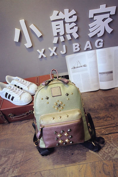 Γυναικείο σακίδιο σε μωβ αποχρώσεις και αξεσουάρ καλύμματα και πέτρες