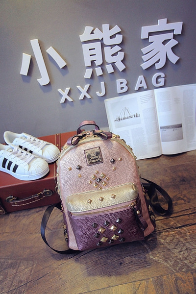 Γυναικείο σακίδιο σε μωβ αποχρώσεις και αξεσουάρ καλύμματα και πέτρες