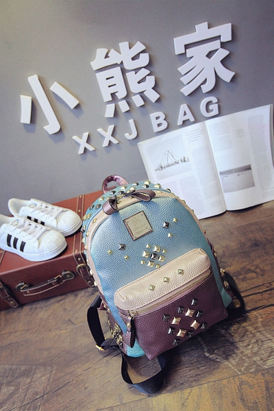 Γυναικείο σακίδιο σε μωβ αποχρώσεις και αξεσουάρ καλύμματα και πέτρες