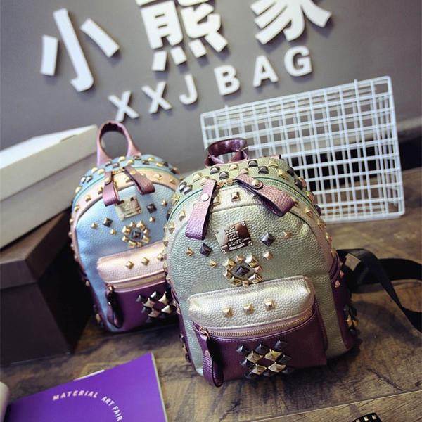 Γυναικείο σακίδιο σε μωβ αποχρώσεις και αξεσουάρ καλύμματα και πέτρες