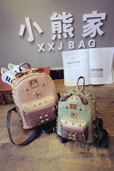 Γυναικείο σακίδιο σε μωβ αποχρώσεις και αξεσουάρ καλύμματα και πέτρες