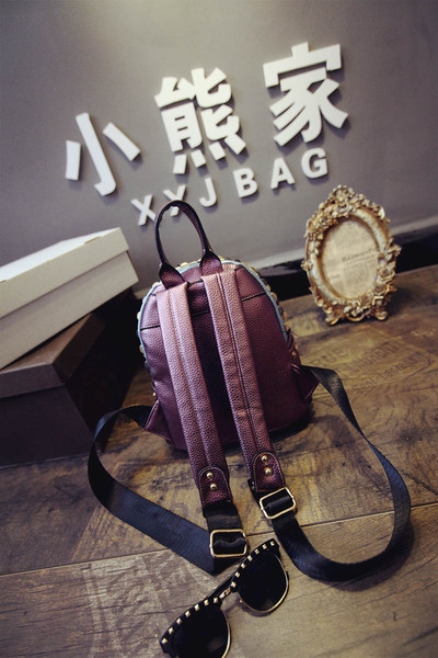 Γυναικείο σακίδιο σε μωβ αποχρώσεις και αξεσουάρ καλύμματα και πέτρες