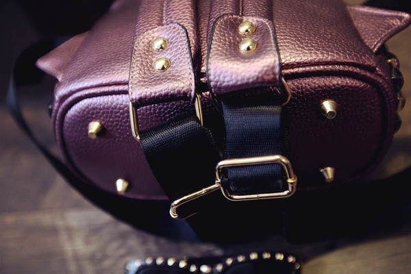 Γυναικείο σακίδιο σε μωβ αποχρώσεις και αξεσουάρ καλύμματα και πέτρες