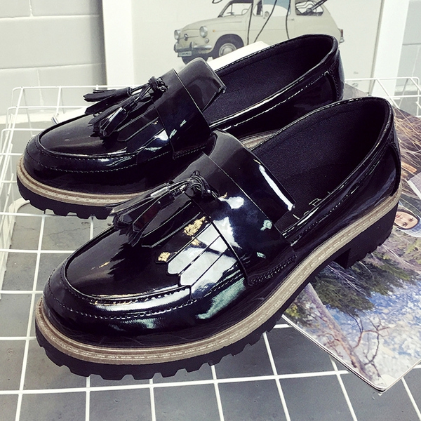 Γυναικεία παπούτσια-τρία μοντέλα