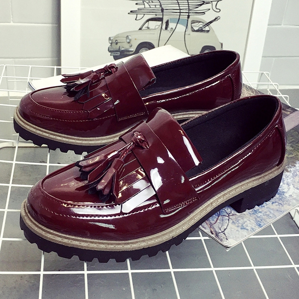 Γυναικεία παπούτσια-τρία μοντέλα