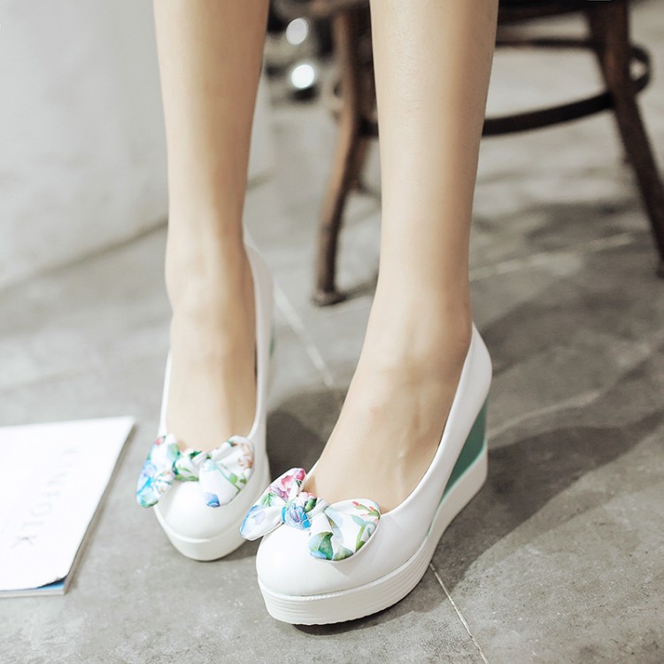 Пролетни обувки на платформа с панделка в три цвята.