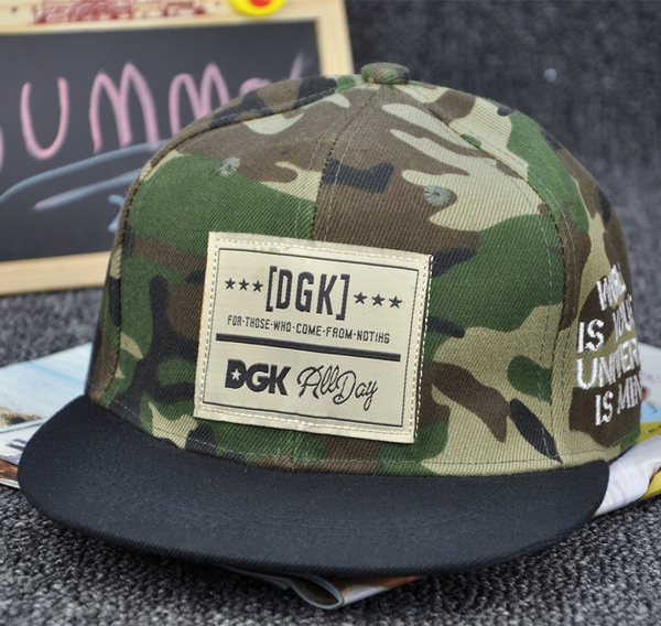 Дамски шапки с козирка  - в два модела - камуфлажен и черен