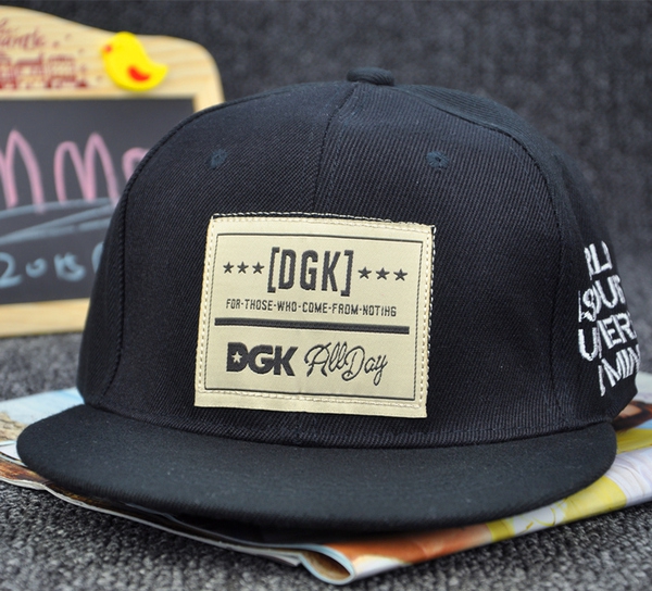 Дамски шапки с козирка  - в два модела - камуфлажен и черен