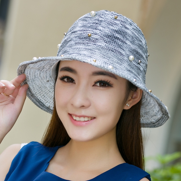 Καπέλα γυναικών στην παραλία