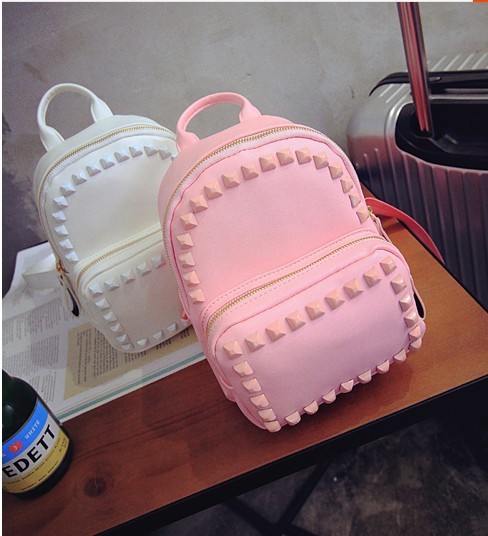 Ένα μικρό σακίδιο για το ταξίδι ή το σχολείο