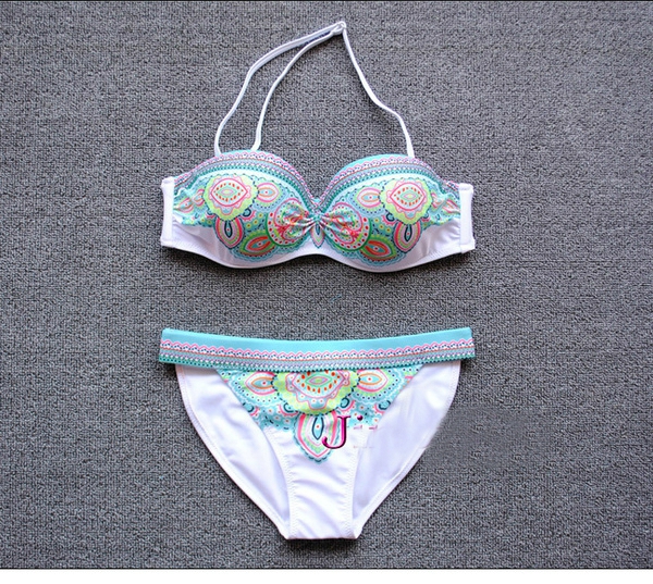 Γυναικείο μαγιό διαφορετικά στοιχεία: ροζ και μπλε