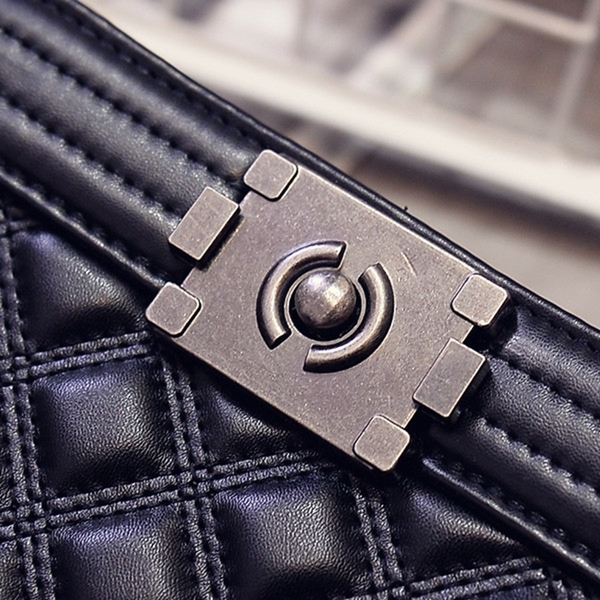  Γυναικεία ππουτίκ τσάντα  με ένα λαβή αλυσίδας - σε διάφορα χρώματα