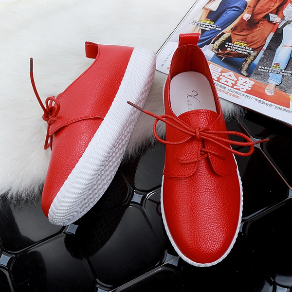 Γυναικεία καθημερινά παπούτσια σε λευκό, μαύρο και κόκκινο χρώμα.