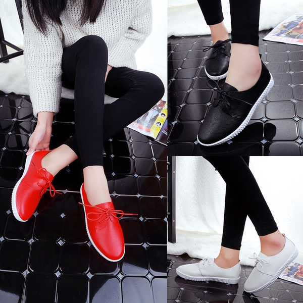 Γυναικεία καθημερινά παπούτσια σε λευκό, μαύρο και κόκκινο χρώμα.